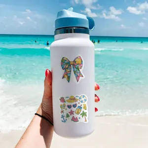Isolierte Edelstahl-Trinkwasserflasche mit süßen Sommer-Strand-Aufklebern und blauem Deckel.