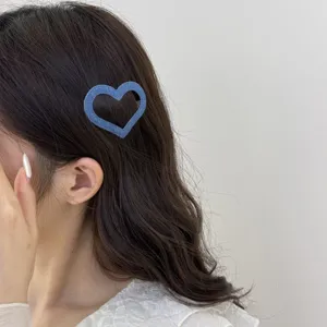Blauw denim hart haarspeld detail, informele zijaanzicht, schattig haar accessoire.