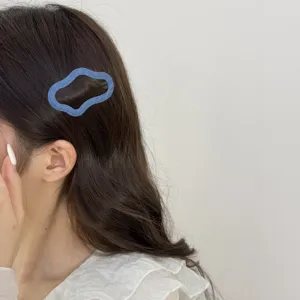 Close-up detailopname van een schattige blauwe denim onregelmatige wolk haarspeld.