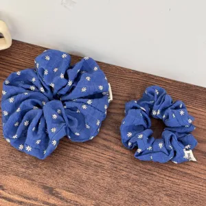 Set scrunchy oversize floreale blu bianco coreano, dettaglio elastico capelli per donna.