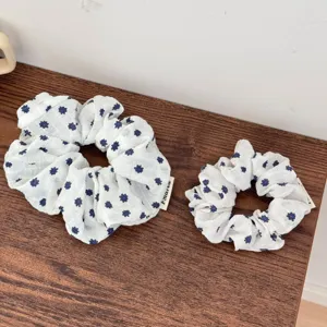 Set di scrunchies per capelli floreali blu e bianchi stile coreano, tessuto leggero, elastici.