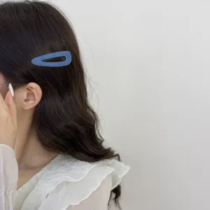 Detailweergave van de blauwe spijkerstof haarspeld, ideaal voor pony en dagelijkse styling.
