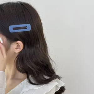Blauwe denim haarspeld zijclip minimalistisch haaraccessoire voor dames dagelijkse styling