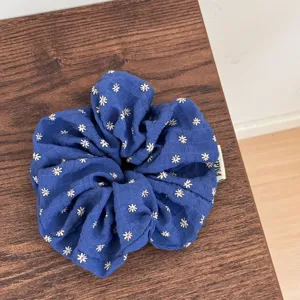 Elastico per capelli floreale blu coreano da donna, fermacapelli con margherite dolci.