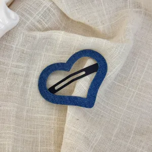 Detail van de blauwe denim hart haarspeld, mooi en modieus accessoire voor dagelijks gebruik.
