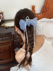 Chouchou à cheveux en dentelle bleue à pois avec nœud et rubans blancs, vue détaillée.