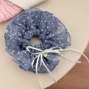 Coletero de encaje con lunares azules, elegante lazo blanco y corazon dorado.