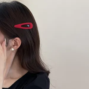 Rode stoffen haarspeld klik haarspeld stijlvol schattig haarstyling accessoire detail