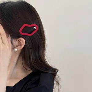 Detailweergave van een stijlvolle rode stoffen haarspeld in het haar, minimalistisch design.