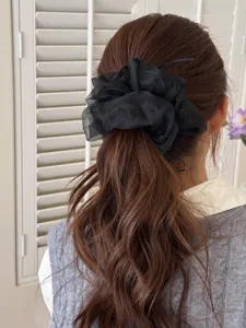 Scrunchie in rete nera da donna, elegante accessorio per capelli con nastro per coda.
