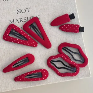 Set van rode stippen haarspelden, schattige stoffen snap haarspeld details voor dagelijkse styling.