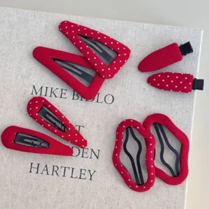 Set rode haarspelden met stippen van stof in Koreaanse stijl haaraccessoires details