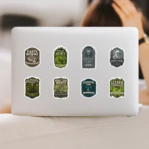 Dettaglio adesivi pozione di Halloween spaventosi, sticker impermeabili per laptop e tazza.