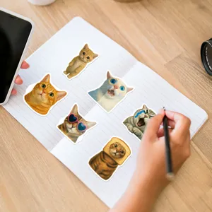 Vista dettagliata di adesivi gatto carino, decalcomanie decorative impermeabili per telefono.