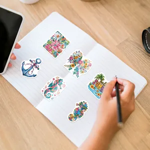 Detailansicht sommerlicher, wasserdichter dekorativer Aufkleber mit Blumen und Meeresmotiven auf Notizbuch.