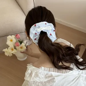 Scunchie per capelli a quadri blu con stampa fragola e grazioso fiocco in pizzo.