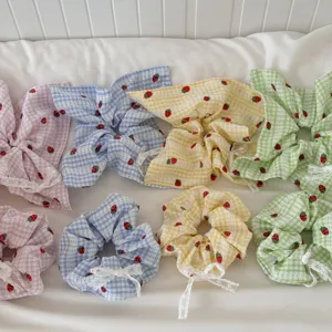 Set elastici e foulard quadrato per capelli con fiocco in pizzo e quadretti fragola donna.