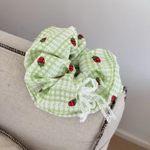 Grazioso elastico per capelli verde a quadri con fragole e fiocco di pizzo bianco.