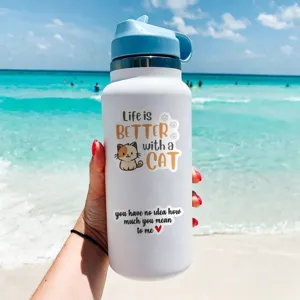 Bottiglia d'acqua isolata in acciaio inox con adesivo di gatto e frase motivazionale.