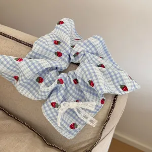 Cruchie per capelli a quadri blu e bianco fragola con fiocco in pizzo per coda di cavallo.