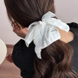 Weißer spitzen haar-scrunchie mit perlen, eleganter schleifen-haargummi für damen und mädchen.