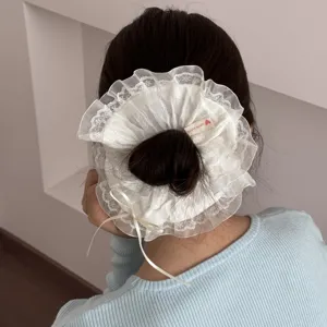 Weißes spitze haargummi mit schleife, elegantes haaraccessoire für frauen dutt frisur styling.