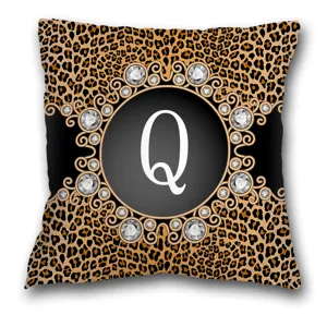 Détail de la housse de coussin léopard avec monogramme lettre Q orné de strass de luxe.