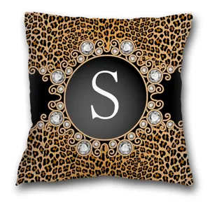Détail de taie d'oreiller imprimé léopard avec cadre doré, faux diamants et lettre S.