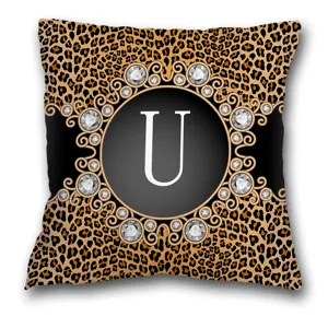 Housse de coussin imprime leopard avec monogramme lettre U diamant elegant pour deco.