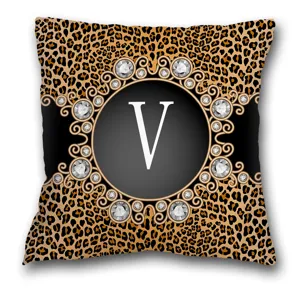 Vue détaillée de la housse de coussin léopard avec un design central de lettre V en diamant.