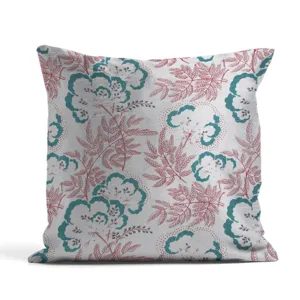 Detalle de funda de cojin con motivo floral vintage, elegante decoracion textil hogar.