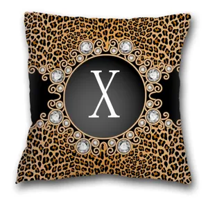 Vue détaillée de la housse de coussin léopard de luxe avec monogramme lettre X en cristal étincelant.