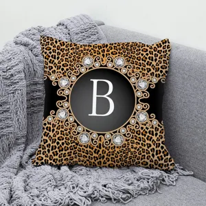 Housse de coussin motif léopard avec monogramme lettre B pour canapé de chambre maison.