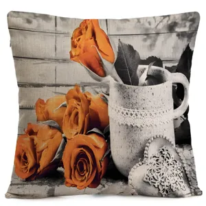 Detailaufnahme des dekorativen Leinenkissenbezugs im Vintage-Stil mit orangen Rosen.