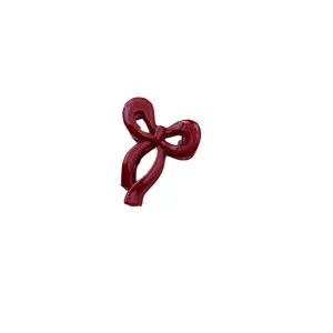 Pinza de pelo con lazo rojo brillante, pequeño gancho para flequillo y peinado diario elegante.