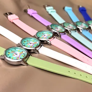 Bunte Kinder Quarzarmbanduhr mit süßem Cartoon Einhorn Regenbogenmuster und Silikonarmband.