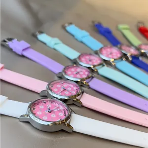 Nahaufnahme von bunten Kinderuhr Modellen mit weichen Silikonarmbändern und niedlichen Blumen.