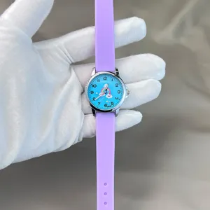 Kinder Uhr mit lila Silikonarmband, süßem Regenbogen Zifferblatt und Quarzuhrwerk.