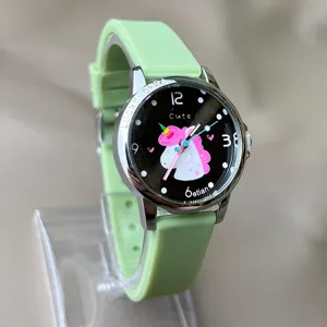 Kinder Silikon Quarzuhr mit süßem Einhorn Zifferblatt, hellgrünes Armband für Jungen und Mädchen.