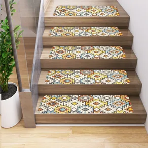 Alfombras persas geométricas antideslizantes para escalones de madera vista de detalles