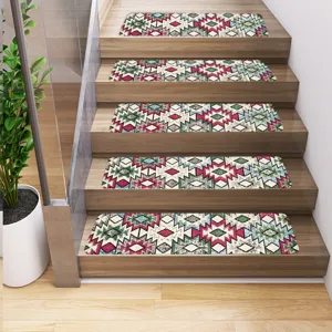 Vista detallada de las alfombrillas geométricas coloridas de estilo retro persa para escaleras.