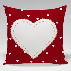 Vista di dettaglio ravvicinata della federa rossa con cuore bianco soffice e romantico.