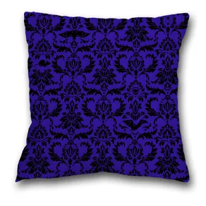 Cojin cuadrado de estilo gotico victoriano morado con patron damasco negro sofa.