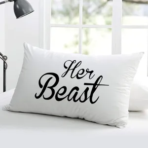 Housse de coussin rectangulaire blanche avec texte noir Her Beast pour décoration de chambre.