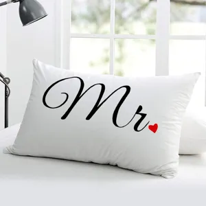 Housse de coussin rectangulaire blanche pour couple avec inscription Mr et cœur rouge.