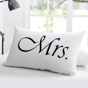 Detail de housse de coussin rectangle couple blanc, lin fin avec beau imprimé Mrs cadeau.