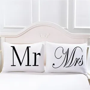 Taies d'oreiller couple blanches avec typographie noire élégante Mr et Mrs pour la chambre.