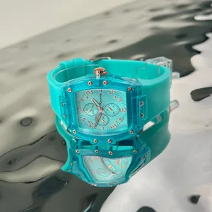 Orologio al quarzo in resina trasparente con cassa tonneau e cinturino di silicone.