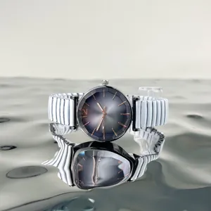 Reloj de cuarzo para mujer con esfera gris degradada y pulsera elastica de metal blanca.