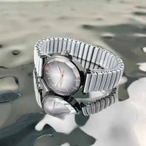Primer plano de reloj de mujer de cuarzo con esfera facetada y correa elástica blanca.